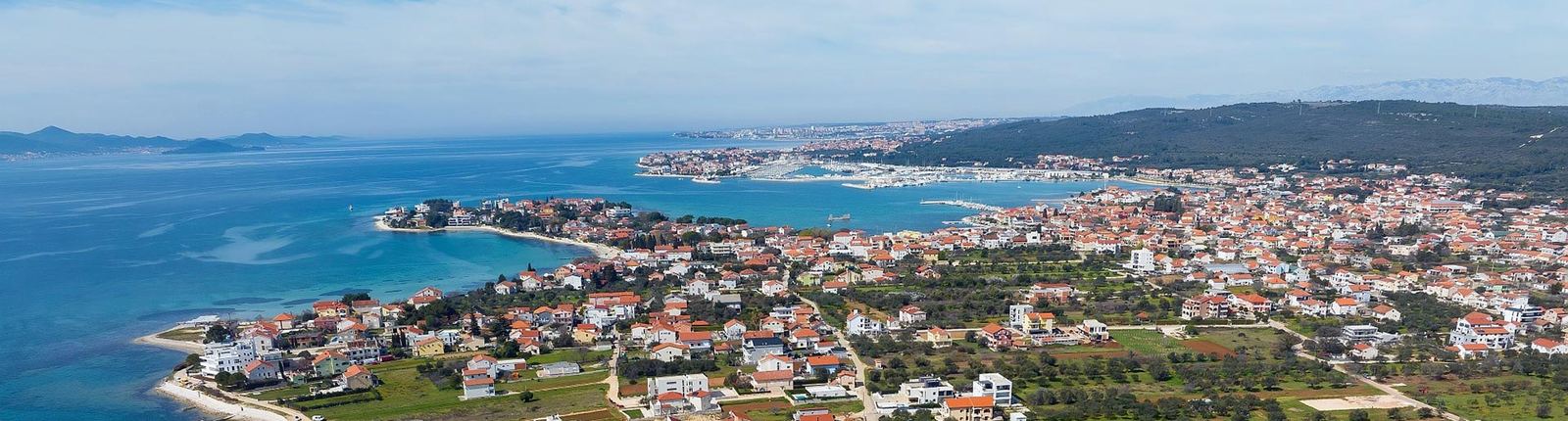 Zračni pogled na Sukošan i luku, s Zadrom u pozadini